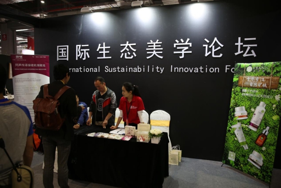 與此同時，法蘭琳卡營銷事業(yè)中心總經(jīng)理程英奇表示，目前國內(nèi)渠道的化妝品牌必須創(chuàng)新。傳統(tǒng)的功效性護(hù)膚品和基礎(chǔ)護(hù)膚品過于同質(zhì)化，現(xiàn)在人們越來越注重健康純凈、溫和的護(hù)膚產(chǎn)品，更多的消費(fèi)者更是將眼光投到了自然護(hù)膚上，而國內(nèi)自然護(hù)膚的品牌發(fā)展相對較慢，使得消費(fèi)者更傾向于國外品牌。所以企業(yè)想有一個好的發(fā)展，必須從傳統(tǒng)里跳出來。