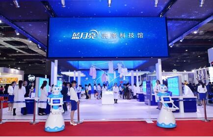 美博會創(chuàng)辦人、中華全國工商聯(lián)合會美容化妝品業(yè)商會會長馬婭女士參觀藍月亮洗滌科技館后接受媒體采訪，盛贊藍月亮卓越的創(chuàng)新精神和高度的社會責(zé)任感。