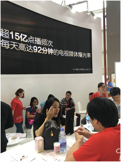 佳瀾網(wǎng)紅霜閃耀亮相美博會(huì)引爆全場(chǎng)(圖4) 佳瀾網(wǎng)紅霜閃耀亮相美博會(huì)引爆全場(chǎng)(圖4)