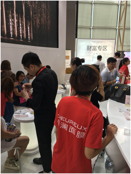 佳瀾網(wǎng)紅霜閃耀亮相美博會(huì)引爆全場(chǎng)(圖3) 佳瀾網(wǎng)紅霜閃耀亮相美博會(huì)引爆全場(chǎng)(圖3)